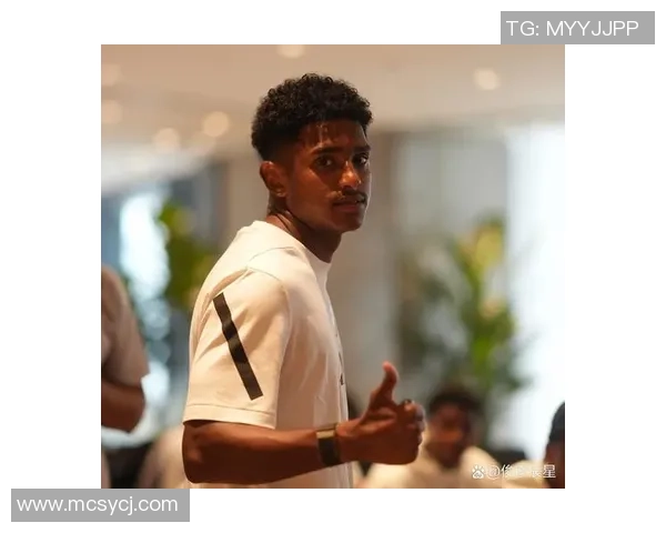 英国足球明星闪耀香港球迷热情迎接传奇球员到访盛况空前